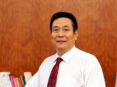 畢國軍：教育學博士、深圳市名校長