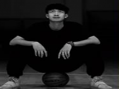 楊超宇：華中師范大學畢業(yè)，籃球國家運動健將 、國家籃球一級運動員 、廣州市優(yōu)秀金牌籃球教練員、 國家籃球二級裁判員