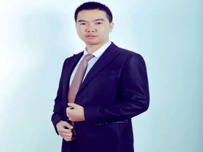 張敬波：學生發(fā)展中心主任，高級教師，重慶市優(yōu)秀德育工作者，重慶市培訓師，長壽區(qū)小學語文骨干教師，榮獲長壽區(qū)小學語文優(yōu)質課一等獎多次