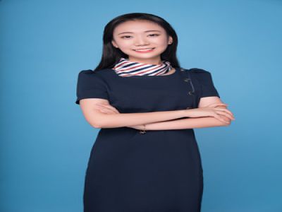 石秋童:美術(shù)，畢業(yè)于四川美術(shù)學(xué)院，成績(jī)優(yōu)異，獲得四川美術(shù)學(xué)院畢業(yè)設(shè)計(jì)學(xué)院獎(jiǎng)，大學(xué)期間在心田美術(shù)兼職兩年，有豐富的教學(xué)經(jīng)驗(yàn)。