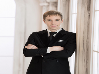 Joe Lubojanski , 畢業(yè)于英國(guó)西部大學(xué)，獲得商業(yè)研究和經(jīng)濟(jì)學(xué)學(xué)士學(xué)位。后畢業(yè)于諾丁漢大學(xué)，獲得教育研究生證書和教育管理碩士學(xué)位。在留學(xué)部擔(dān)任經(jīng)濟(jì)學(xué)和英語(yǔ)老師。在重慶任教7年。曾擁有高級(jí)教師和學(xué)術(shù)主任等職務(wù)。喜歡運(yùn)動(dòng)和環(huán)游世界。