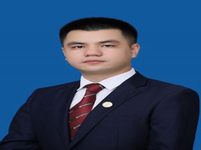 榮元長中學地理教師，畢業(yè)于西南大學，曾在成都金堂實驗中學工作三年，從事高中地理教學工作。獲得成都市教師微課大賽二等獎，所教高中畢業(yè)班成績優(yōu)異。后就職于深圳，期間外派東南亞兩年，擔任參加全國聯(lián)考的華僑生、港澳臺學生地理教學工作，所負責項目組連續(xù)四學期零投訴。 