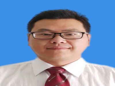 黃健:中學數(shù)學一級教師，12年教齡，長期擔任班主任，帶領過6屆高三參加高考，多名學生被一流大學錄取。曾擔任年級組長、數(shù)學教研組長，輔導多名學生在希望杯全國邀請賽和全國數(shù)學奧賽中獲獎，多次評為校優(yōu)秀班主任、優(yōu)秀教師、骨干教師。獲貴州省六盤水市骨干班主任榮譽稱號。   六枝特區(qū)第六屆高中數(shù)學優(yōu)質課評委，六盤水市2017屆高中數(shù)學質量監(jiān)測考試命題教師，2018年貴州省普通高中高考評卷教師，并評為優(yōu)秀