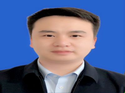 張蜀梁:35歲，中學一級教師大學本科，帶過九屆高三，成績優(yōu)異，性格活潑開朗，熱愛寫作。曾獲地市級先進班主任、地市級優(yōu)質課競賽一等獎、縣級高考先進工作者